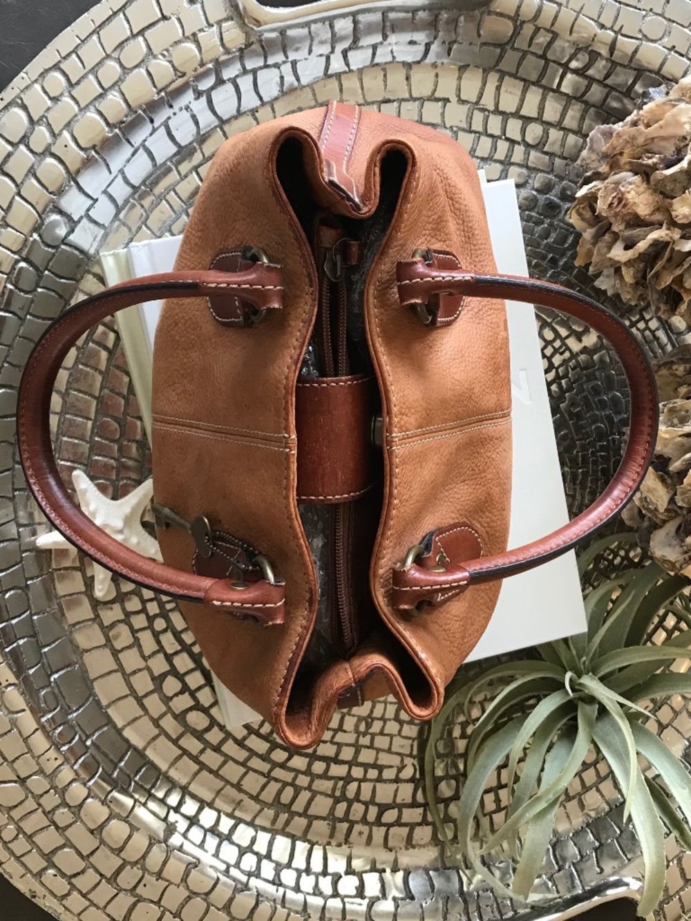 BOHO-CHIC FOSSIL RETRO SMALL LEATHER TOTE WITH ICONIC BRASS KEY CHARM - Picture 7 of 16